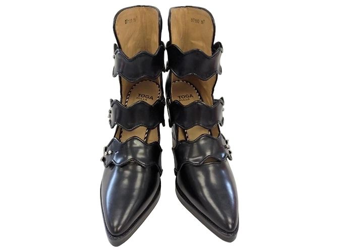 Toga Pulla Botas de cano curto em couro preto com fivelas e recortes