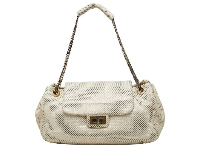 Bolsa de Ombro Chanel Matelassé Coco Mark 2.55 Perforated Chain Fora de branco