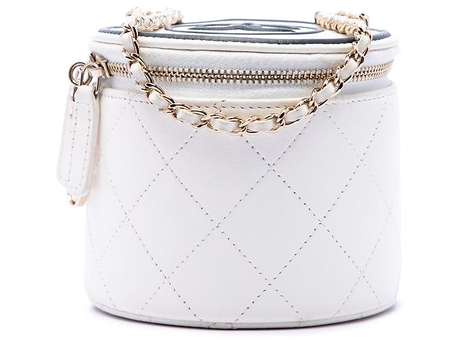 Vanity Necessaire Chanel em couro de cordeiro matelassê branco com corrente e charm