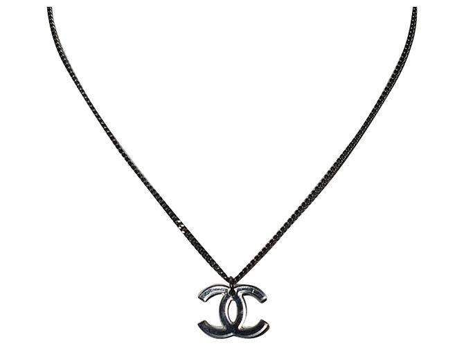 Timeless Collana Chanel con logo CC in resina nera e metallo argento D'oro Metallico