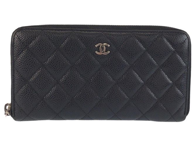 Cartera Larga Chanel de Cuero con Logo Coco Matelassé Negro