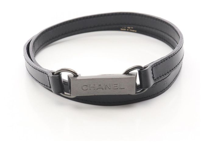 Cinto Chanel de couro preto e placa de logotipo em metal