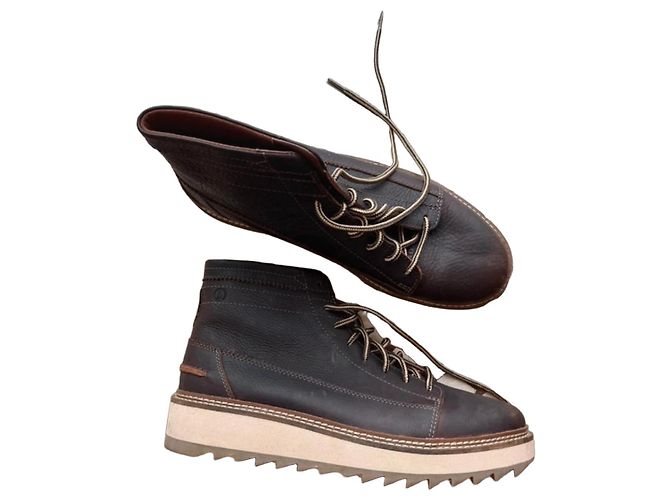 Botas de cano curto Clarks em couro marrom