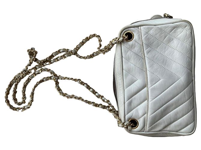 Bolsa tiracolo Chanel em couro branco acolchoado V
