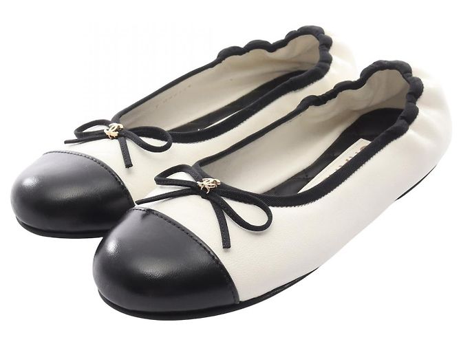 Timeless CHANEL Coco Mark Leder Pumps Schwarz Weiß