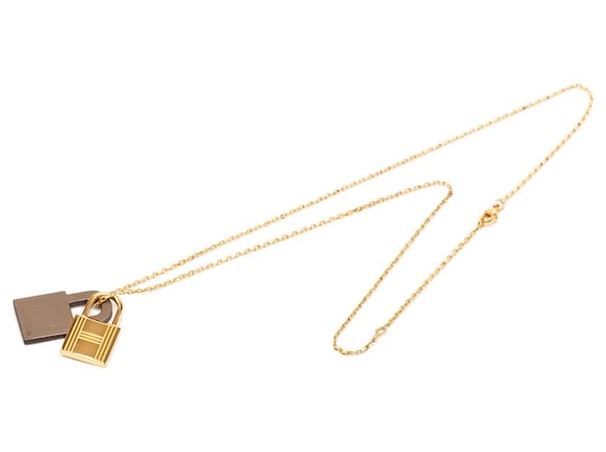 Collier pendentif O Kelly en cuir Swift plaqué or Hermès Gold Doré 
