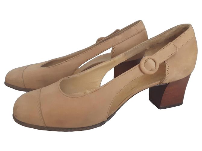 Scarpins Bally de couro bege com fivela