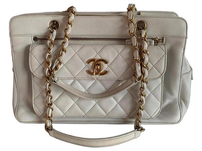 Bolsa Chanel Classic Flap em couro branco