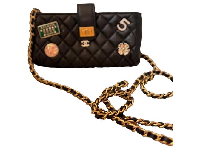Chanel Bolsa Flap em couro matelassê preto com charms
