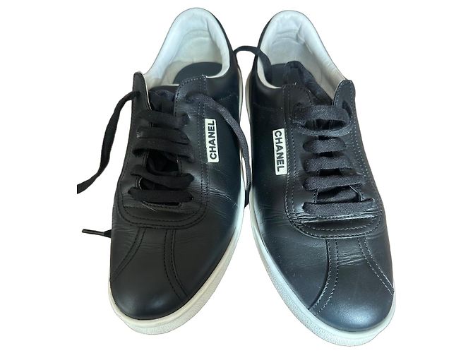 Chanel Sneaker aus schwarzem Leder