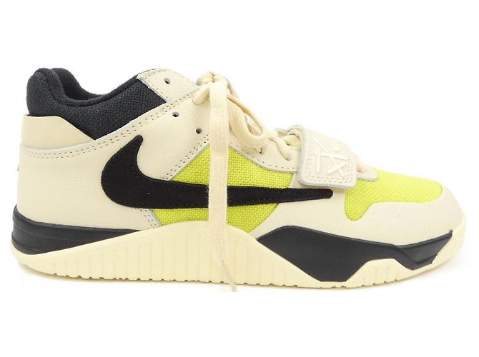 Autre Marque Baskets Nike Beige