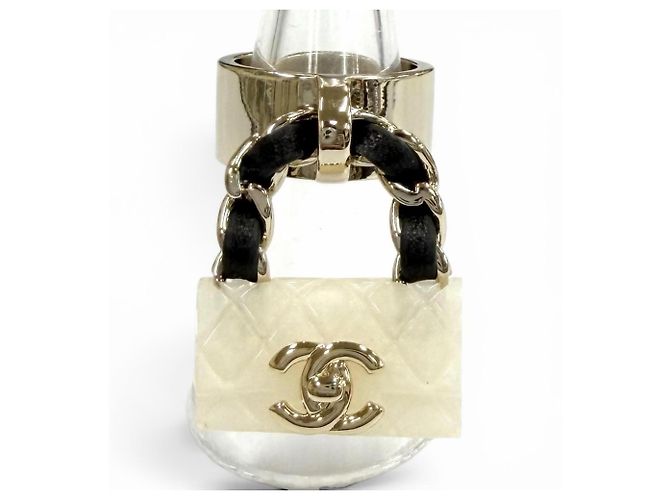 Charm per borsa Chanel B23C Matelassé Turnlock Nero Bianco