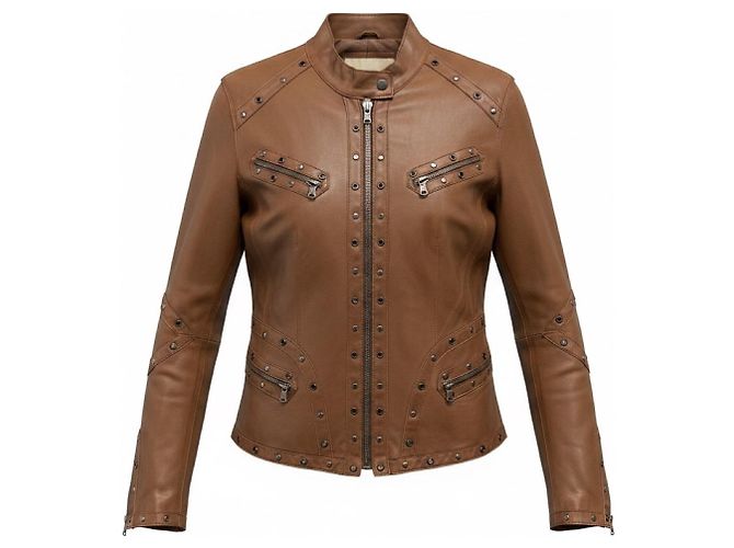 Giacca in pelle Rizal marrone con dettagli di occhielli e borchie e zip frontale