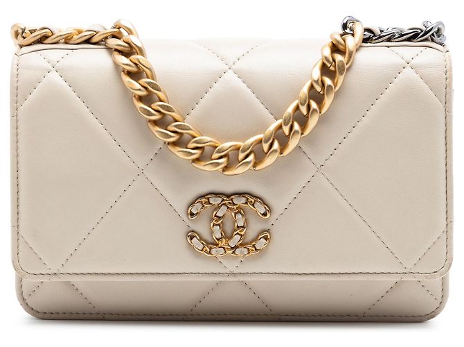 Wallet On Chain Carteira com corrente Chanel 19 em couro de cordeiro acolchoado marrom Bege