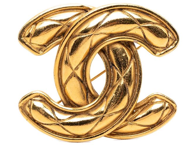 Broche Chanel Gold CC acolchoada banhada a ouro Dourado
