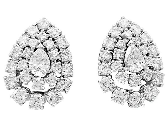 Orecchini Boucheron in platino e diamanti.