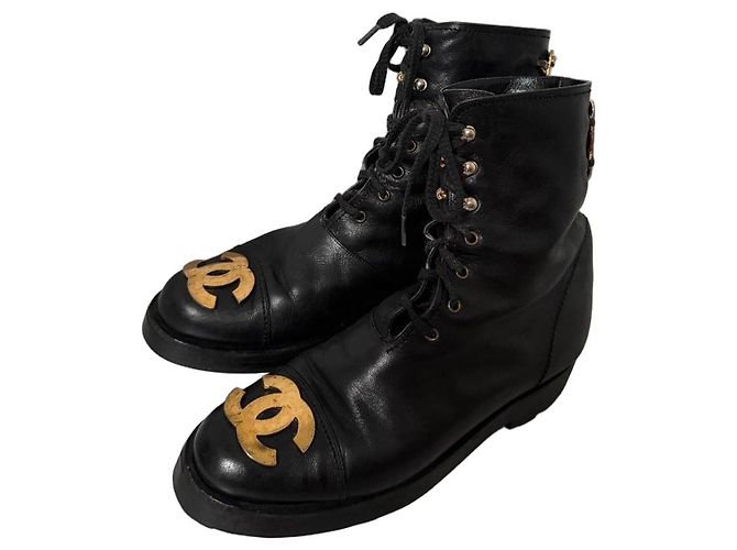Botas Chanel de cuero negro con logo CC dorado
