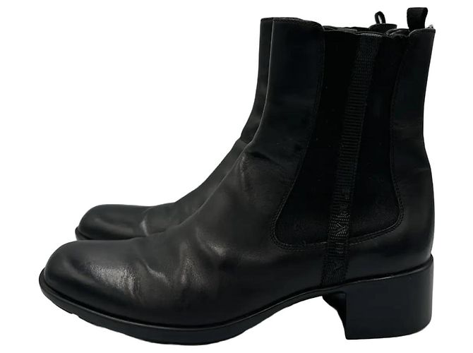 Prada Botas Chelsea de cuero negro