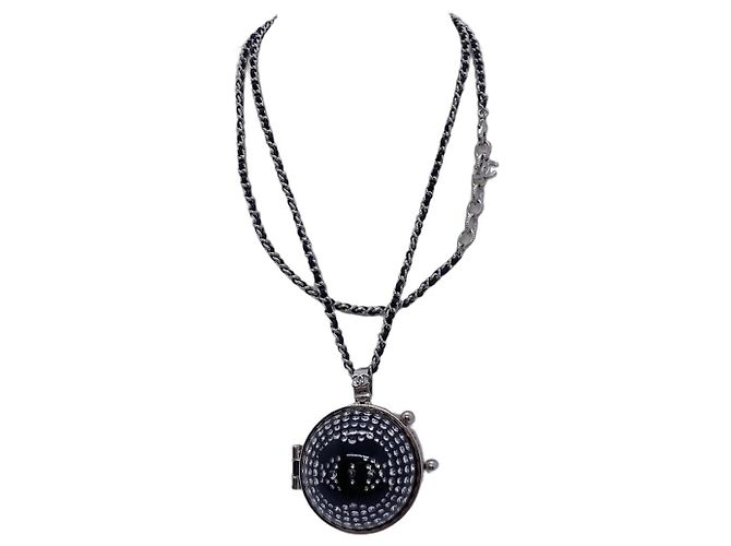Collar con colgante Chanel Double C negro