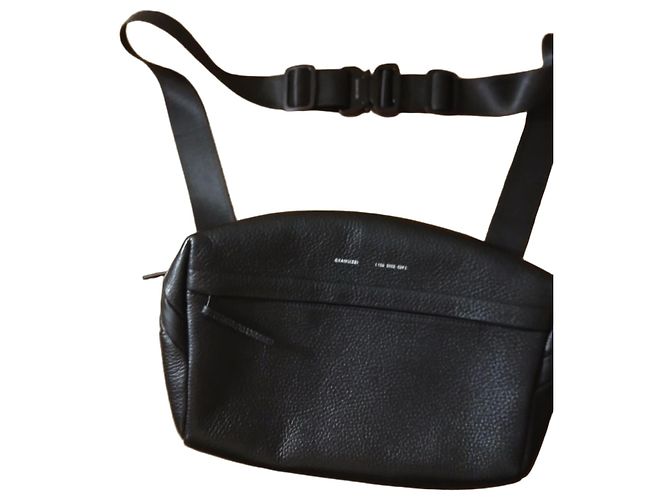 Autre Marque GRAMS Sac banane Modèle 28 en cuir noir