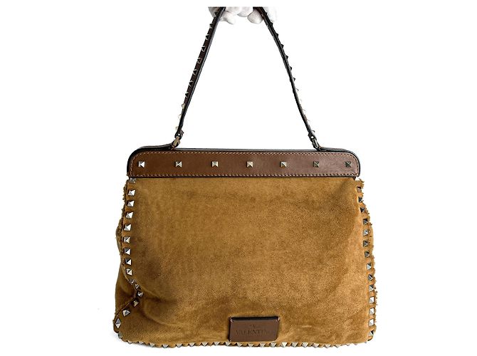 Valentino Garavani Bolsa de ombro Rockstud Winter Medium em camurça e shearling Caramel Caramelo 