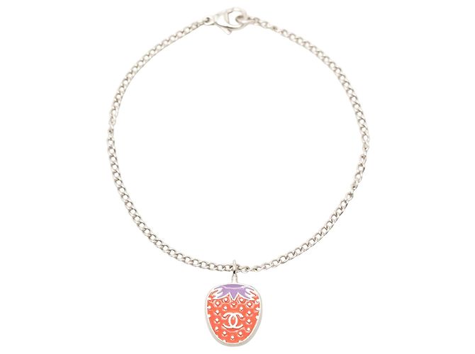 Pulseira Charm CC Morango em Resina com Banho de Prata da Chanel