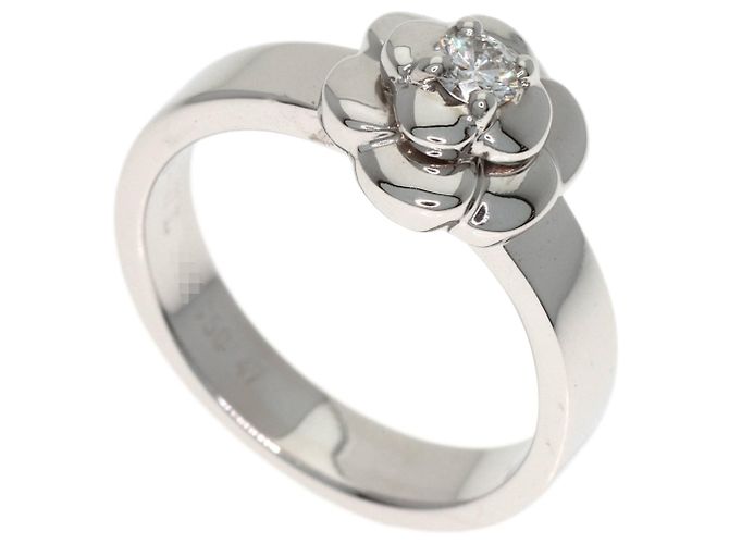 Anillo Camellia Chanel en oro blanco de 18K con diamantes