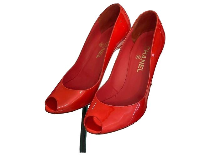 Chanel Peep-Toe Pumps Lackleder Rot Größe 39