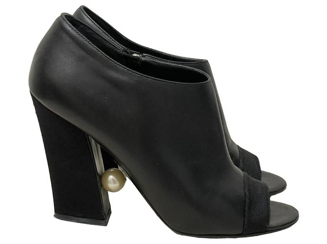 Chanel Botines Peep-Toe de Cuero Negro con Tacón de Perla
