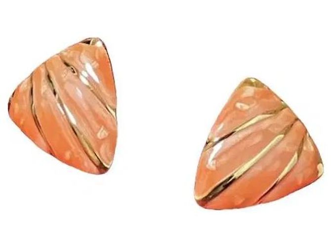 Autre Marque Orecchini a triangolo in resina corallo e oro D'oro