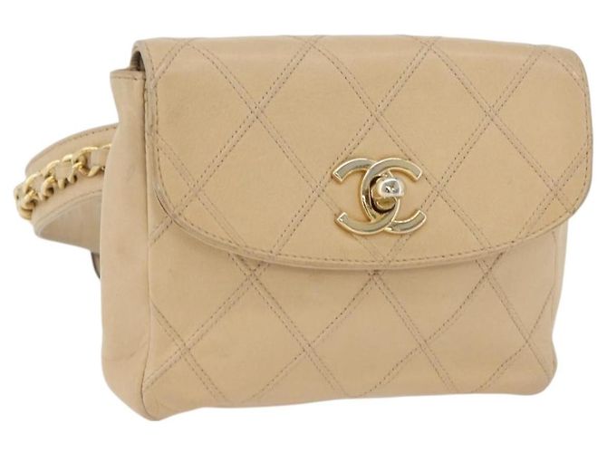 Cinto Chanel CC Flap em pele de cordeiro acolchoada Bege