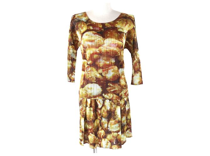 Issey Miyake Conjunto de T-shirt e minissaia com padrão Popcorn PLEATS PLEASE Marrom Amarelo