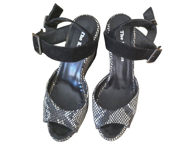 The Kooples Sandali con zeppa neri e argento con stampa serpente Nero Bianco sporco