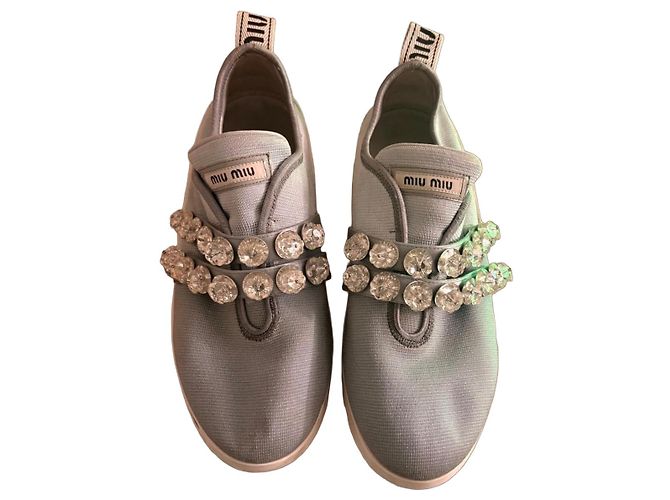 Miu Miu Sneaker aus grauem Canvas mit Kristallbesatz Weiß Hellblau