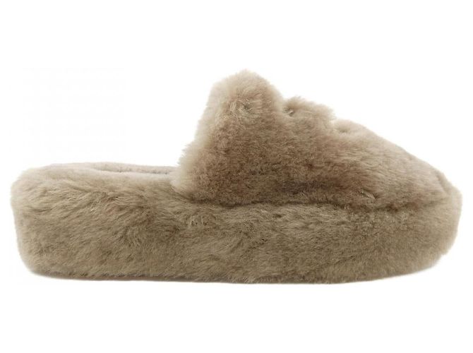 Timeless Chanel G45984B17892 Shearling-Lammfell-Sandalen Beige