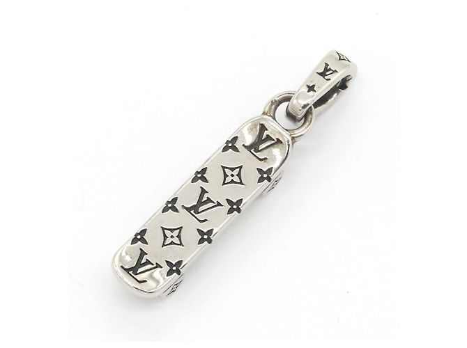 Colar com pingente de metal prateado Louis Vuitton Prata
