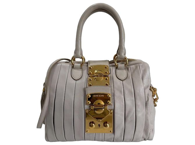 Miu Miu Matelasse bolso de cuero en beige Gold hardware