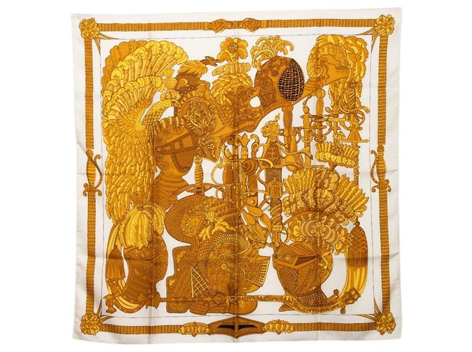 Hermès Hermes Carré 90 ARMETS en PANACHE Sciarpa con elmo piumato D'oro Crudo
