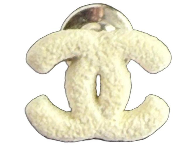 Spilla Chanel logo CC in metallo argentato e bianco