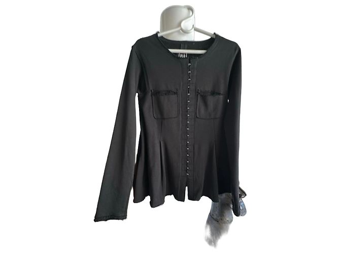 Munthe Plus Simonsen Giacca Peplum PLU in cotone nera con chiusura a gancio e occhiello Nero
