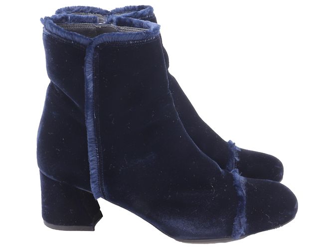 Botas Stuart Weitzman con borde deshilachado en terciopelo azul