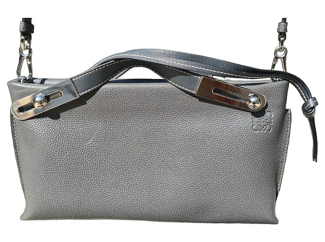 Loewe Mala de mão em pele granulada cinzenta Cinza