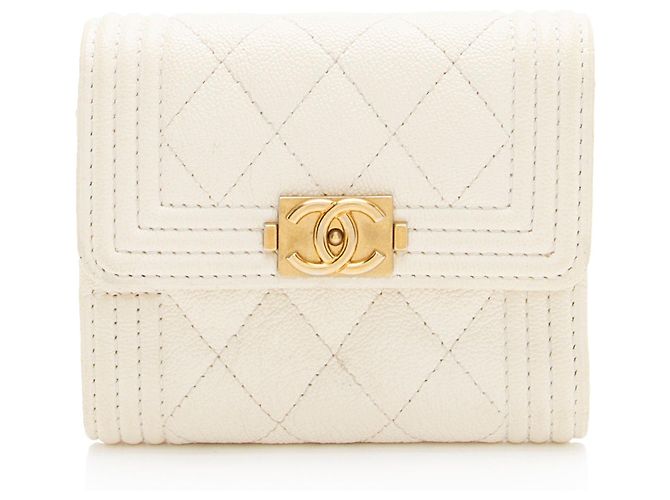 Carteira compacta Boy em couro caviar Chanel Branco