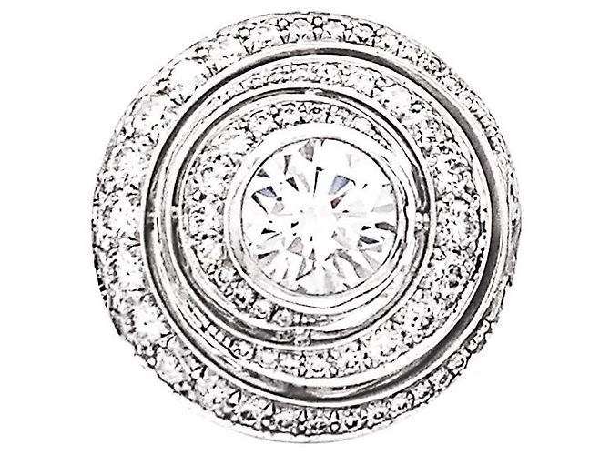 Anel Boucheron, "Idylle", ouro branco e diamantes.