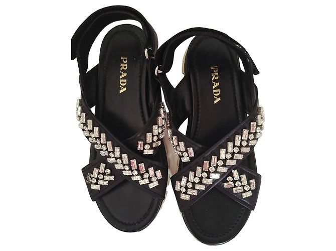 Sandálias de couro Prada Cloudbust com strass Preto