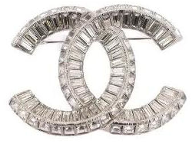 Spilla Chanel in metallo argentato e cristalli Argento