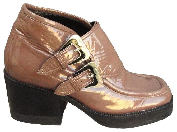 Carven Botas de Cano Curto em Couro Verniz Marrom com Fivelas