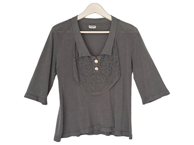 Polo Chanel de algodão cinza antracite com botões de joia CC