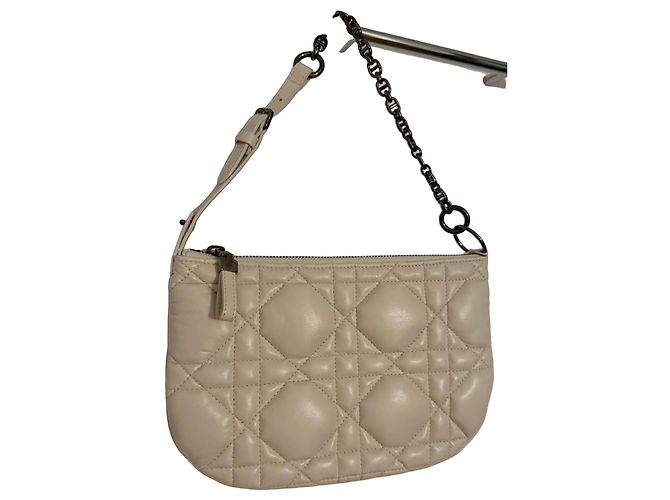 Bolsa Dior Caro Pouch em couro branco