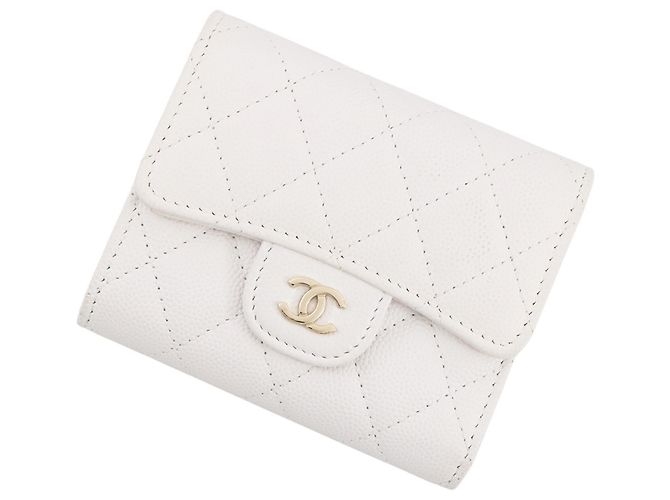 Cartera tríptico Chanel en piel de becerro granulado blanco